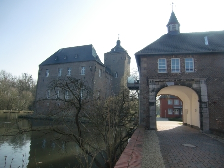 Geilenkirchen : Burg Trips, Herrenhaus und innere Vorburg ( rechts )